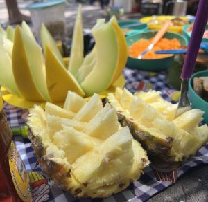 MELÃO E ABACAXI ABERTOSE  SERVIDOS NO PIQUE NIQUE