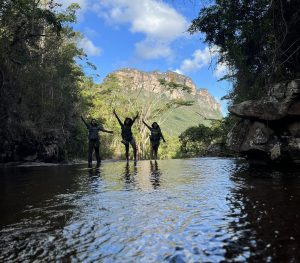 mulheres fazendo pose para foto no Vale do  Pati