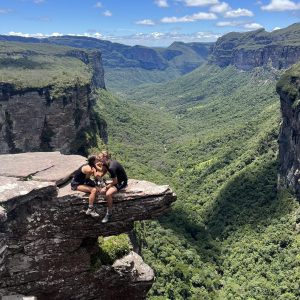Casal na ponta da pedra Chapada Diamantina