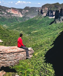 pessoa na ponta da pedra no mirante do cachoierão no PATI