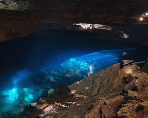 raio de sol adentrando gruta com agua de cor azul