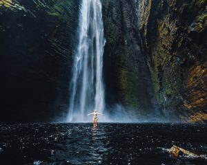 MULHER NO MEIO DO POÇO DA CACHOIERA DA FUMACINHA NA CHAPADA DIAMANTINA