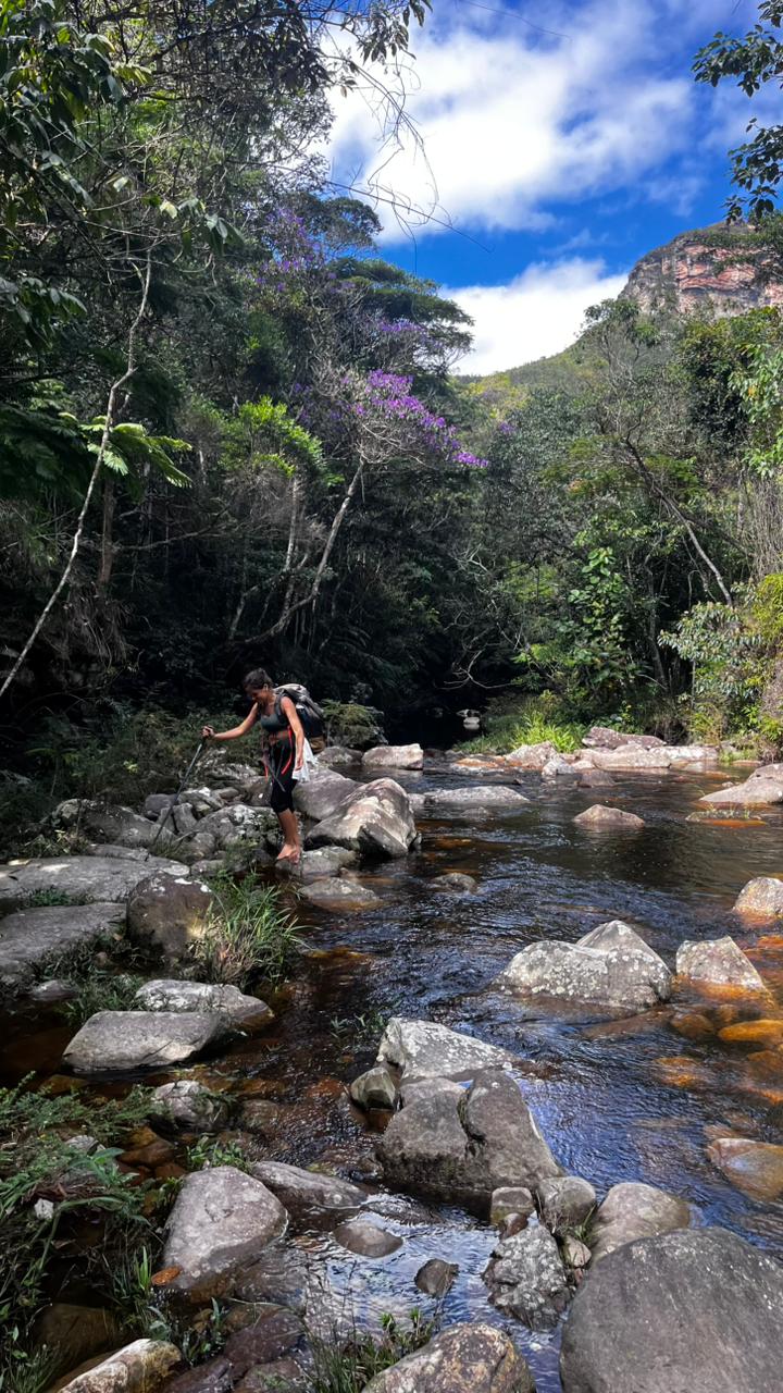 Mulher em trilha na Chapada Diamantina
